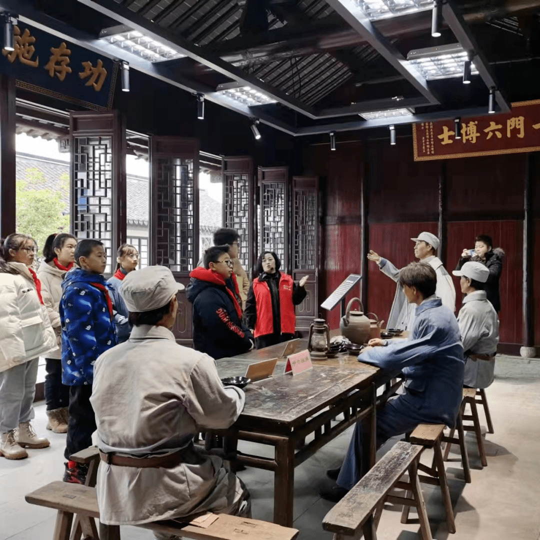 路小学二(2)中队魅力小队在辅导员的带领下,来到苏南太滆抗日纪念馆