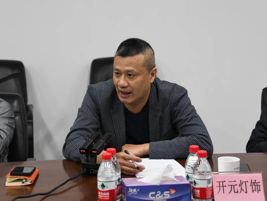 一起向未来 | 古镇镇召开本土"老牌"企业座谈会_发展_灯饰_镇党委