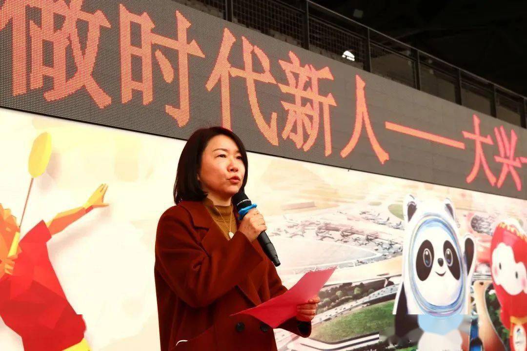 大兴一中党委书记,校长王宁为获奖学生颁发荣誉证书