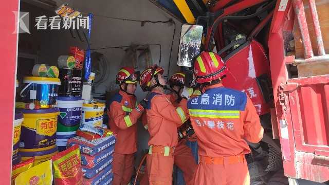 四川攀枝花： 大货车失控撞向街边 路人神闪躲 人员 救援 出租车