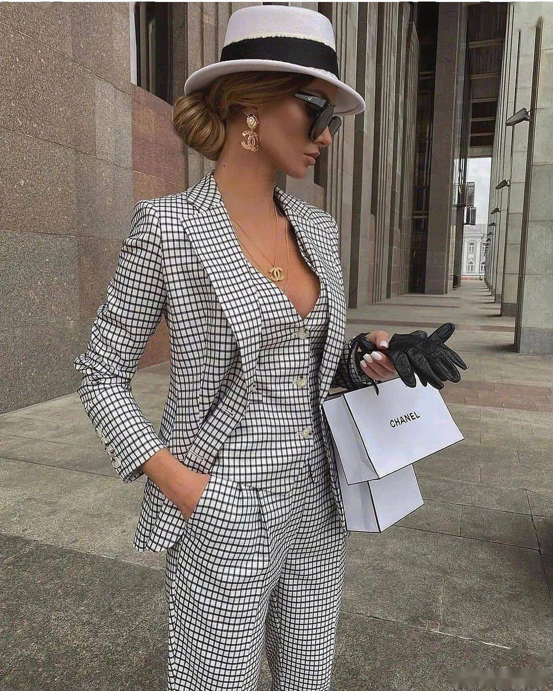 小胸外套没有太多选择限制,反倒是内搭的款式,建议多样化些,提升下