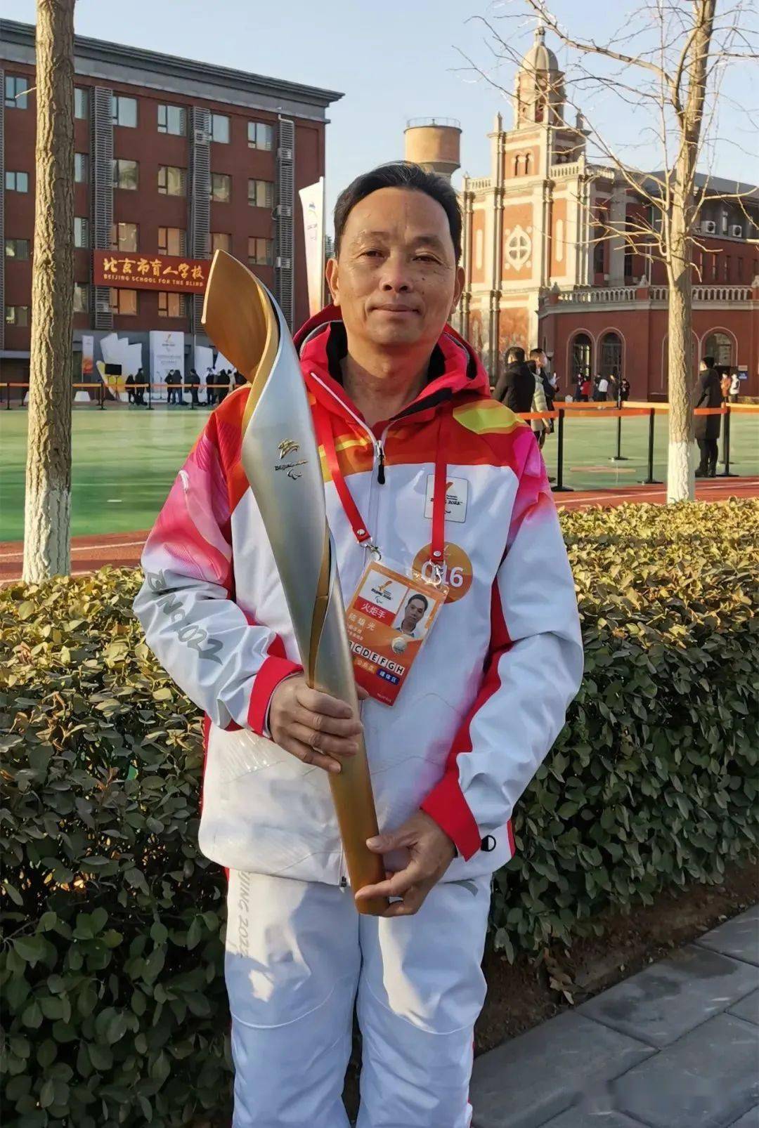 现任上思县民族中学副校长的陆雄光,长期在边远山区,少数民族聚居区任