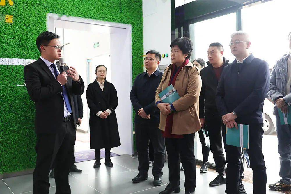 3月2日,贵州省委办公厅副主任陈丽萍一行来我县调研农产品销售与深