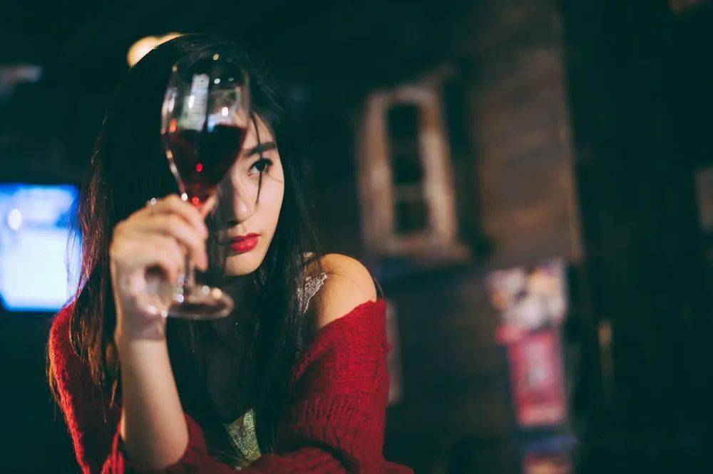 泪蛋蛋掉在酒杯杯里当下走红网络陕北民歌抖音神曲让人沉醉众多当红