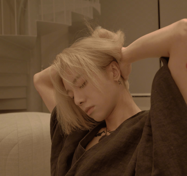 华晨宇新恋情曝光，穿情侣装紧牵着手一起回家，花 …