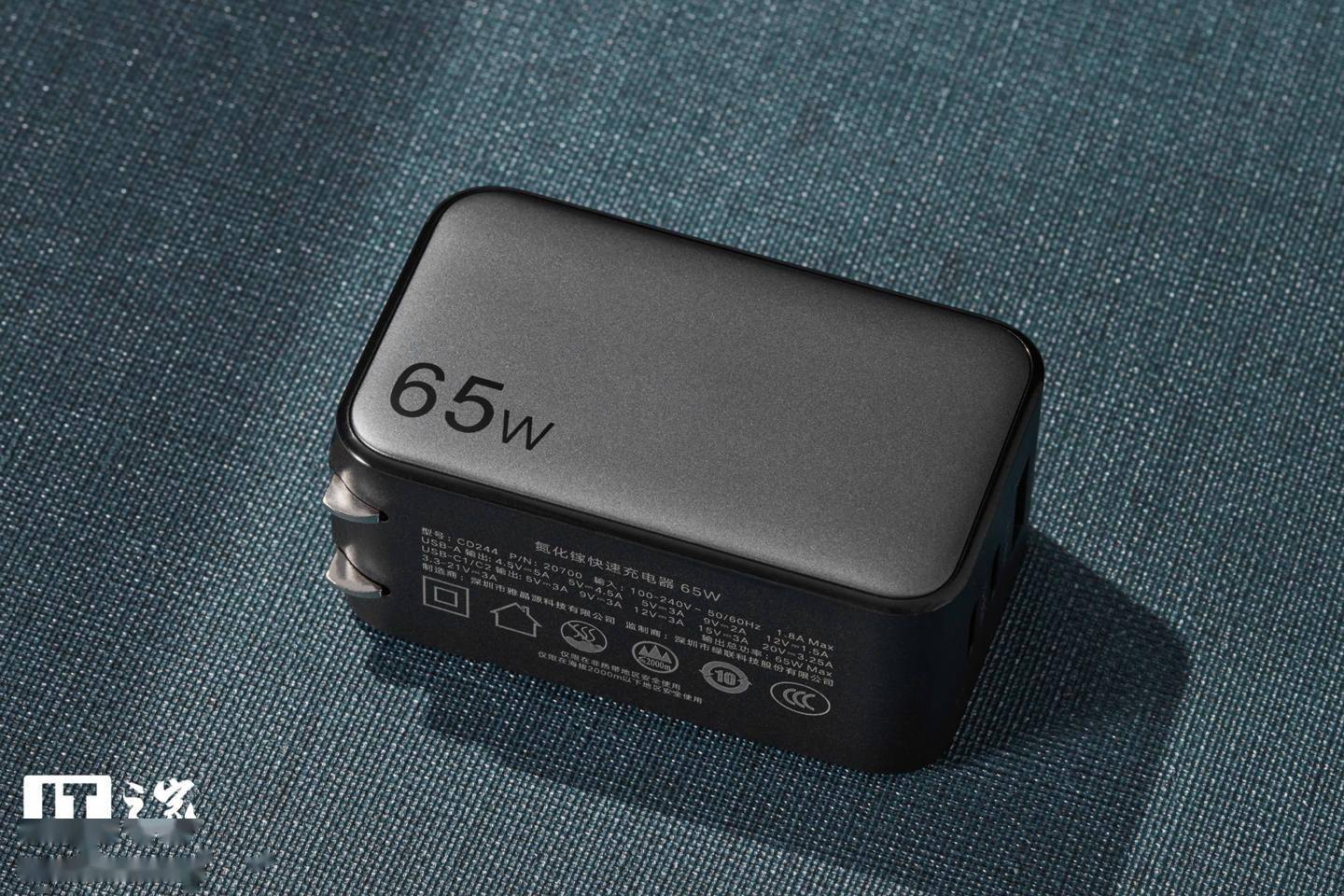 【IT之家开箱】绿联“小口红”氮化镓 65W 快速充电器图赏：小巧