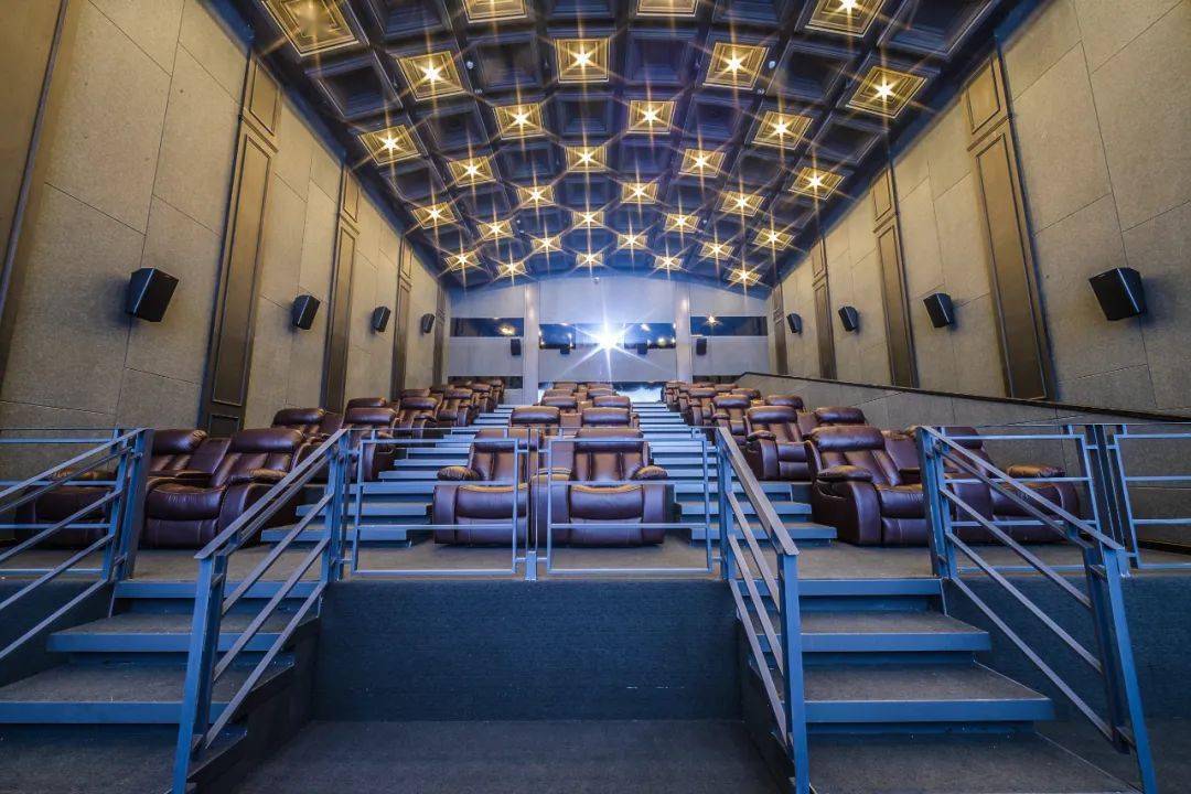 进影厅->升起靠脚->盖上毛毯葛优躺↓ ↓ ↓没有体验过gold class厅