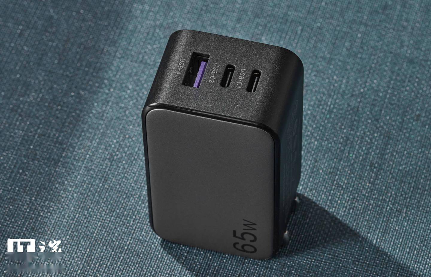 【IT之家开箱】绿联“小口红”氮化镓 65W 快速充电器图赏：小巧