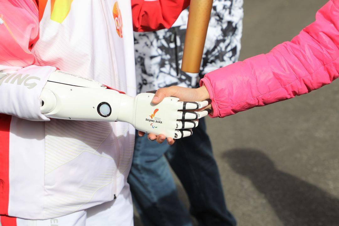 冬残奥会火炬在石景山首钢园传递外骨骼设备帮残疾人实现梦想