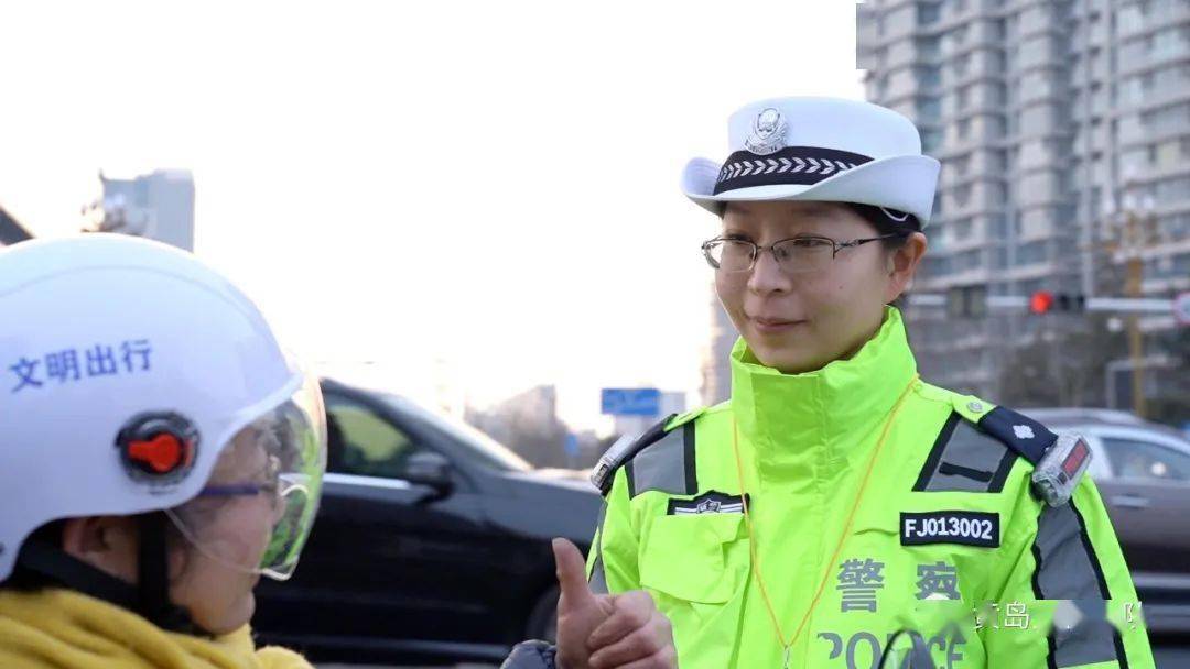 黄岛交警特勤队女子示范岗绽放在交通指挥岗上的别样警花
