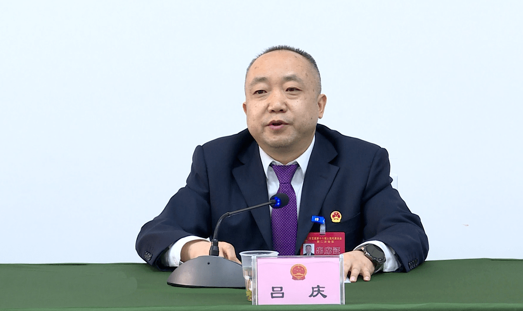 县委书记吕庆参加黄桶街道人大代表团讨论在黄桶街道人大代表团,听取