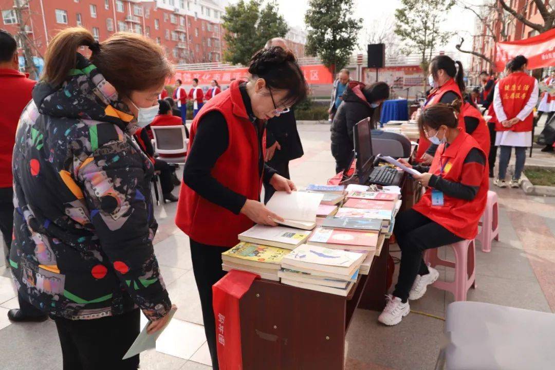 平阴县图书馆"学雷锋文化志愿活动走进社区"_文旅_群众_市民