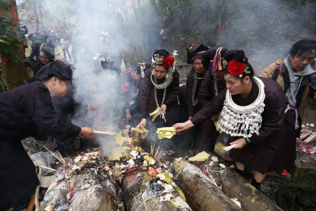 台江苗族同胞载歌载舞欢度二月二敬桥节