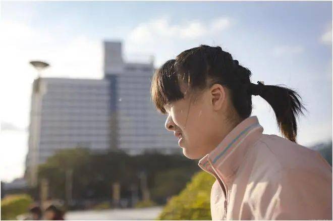 无眼女孩也能玩轮滑罕见隐眼症无碍12岁成钢琴高手