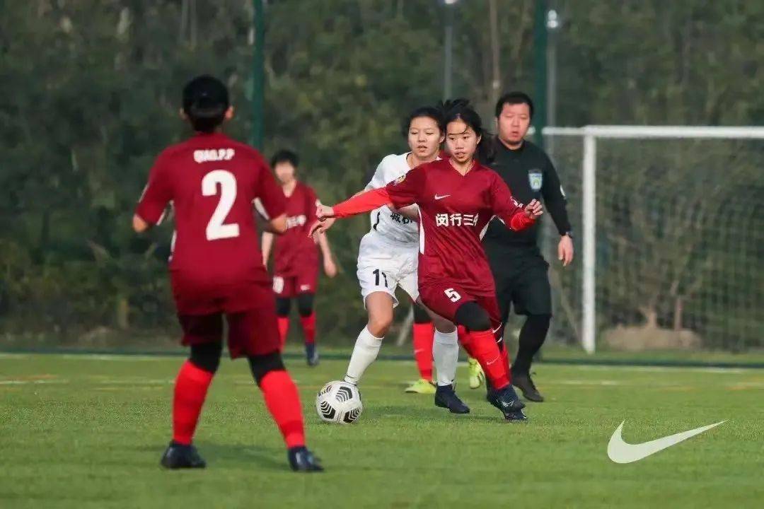 下午三点半铃声一响,闵行三中的女足小将们穿戴好装备,奔向操场,在