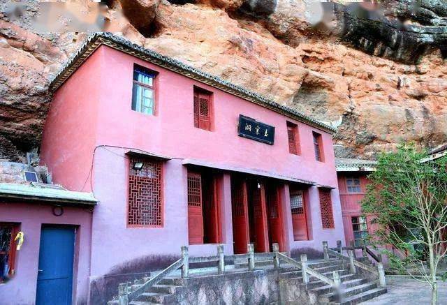 玉京洞赤城山玉京洞位于山崖的上部,从紫云洞上行,山道迂回曲折,途经