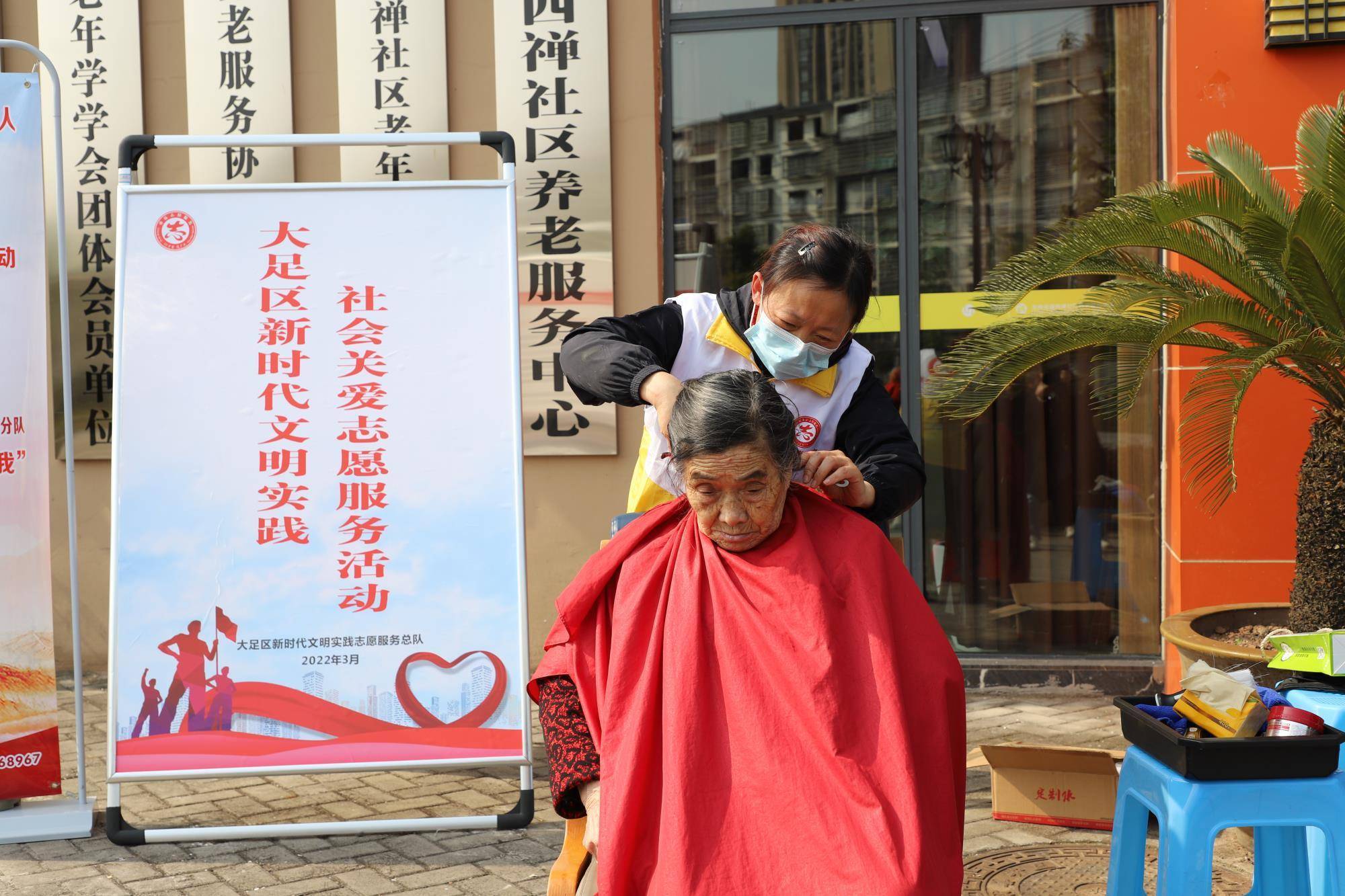 三月学雷锋大足黄马甲深入社区为民服务