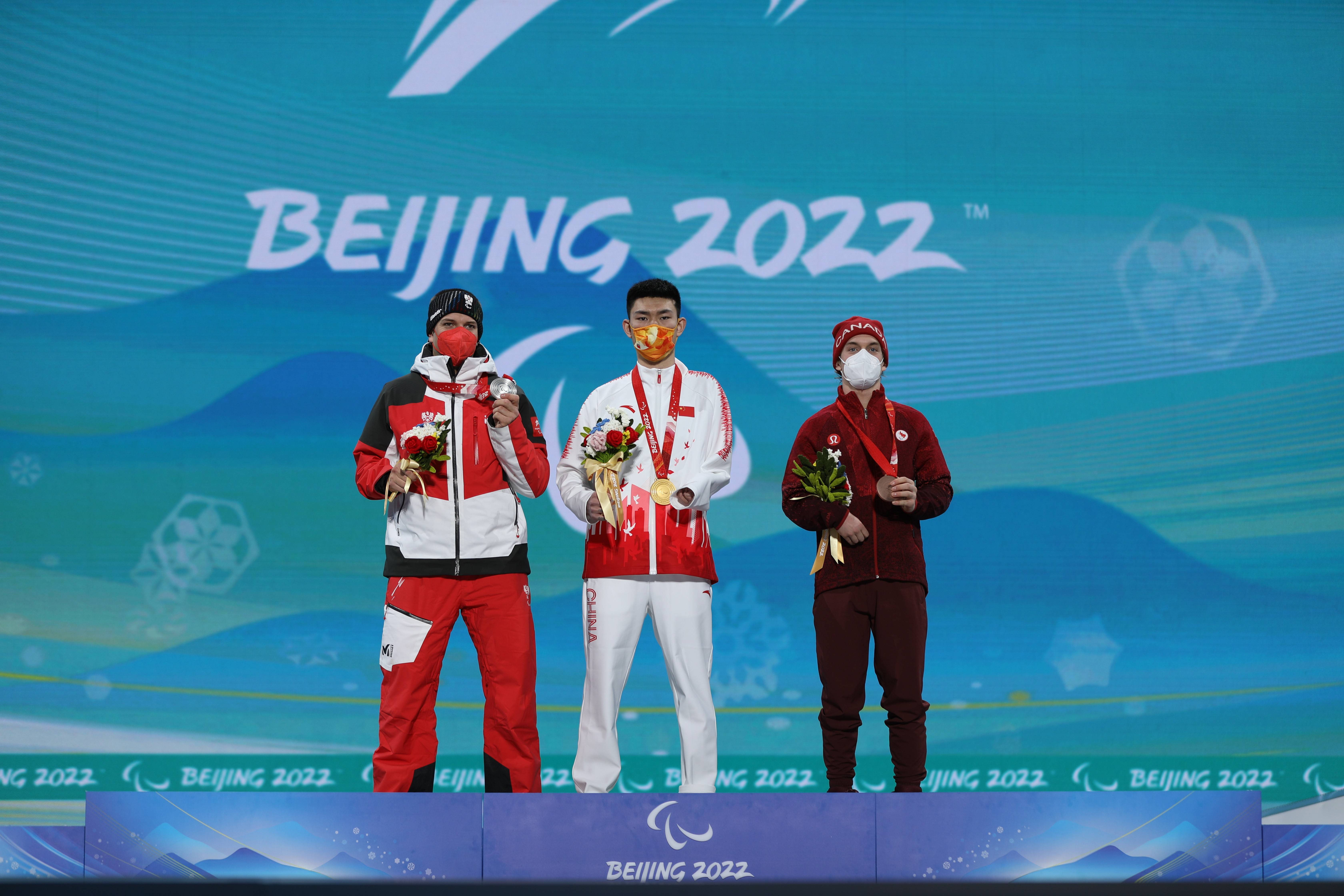 五星红旗|颁奖仪式上，冬残奥冠军梁景怡拍了拍胸前的五星红旗