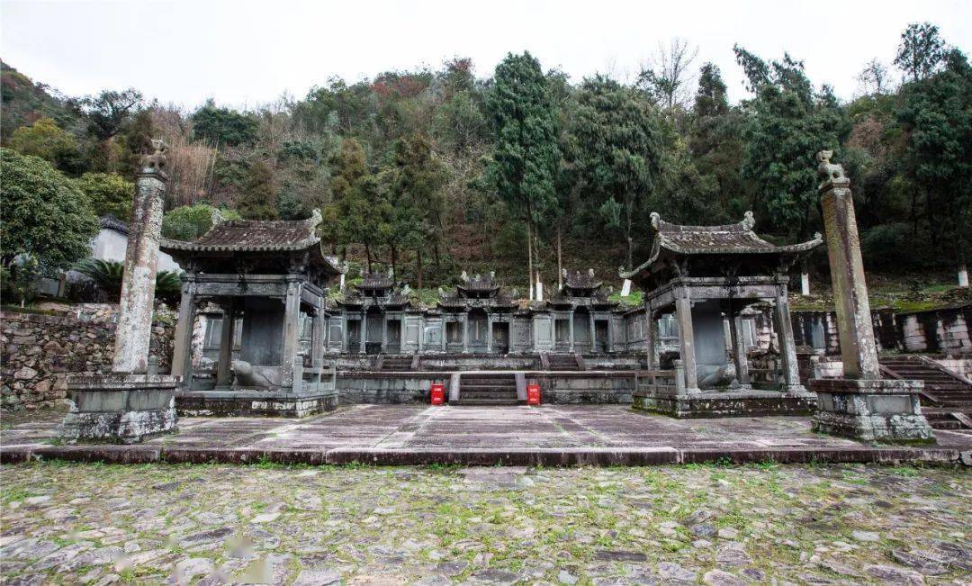 过了"賔光"坊再沿路往上走,前往国保高氏家族墓地.