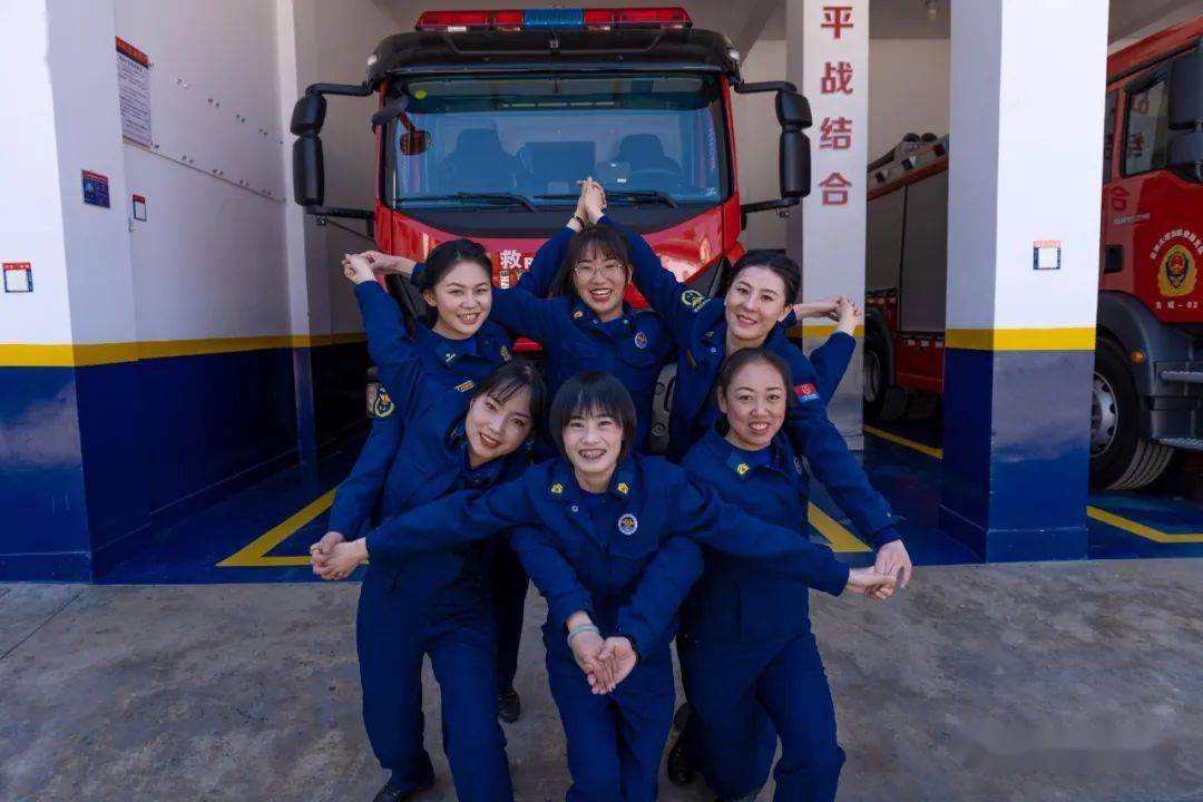 可爱如你让我们向奋战在一线的消防女队员们致以崇高的敬意不论是何种