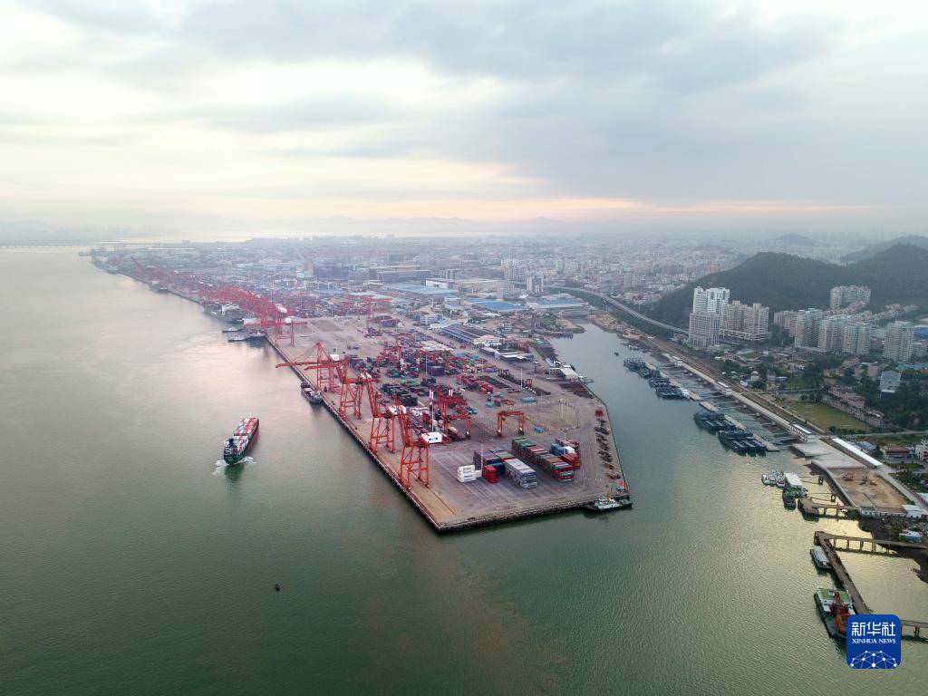 在福建自贸区厦门片区东渡港区,一艘货轮向码头靠拢(2017年8月26日摄