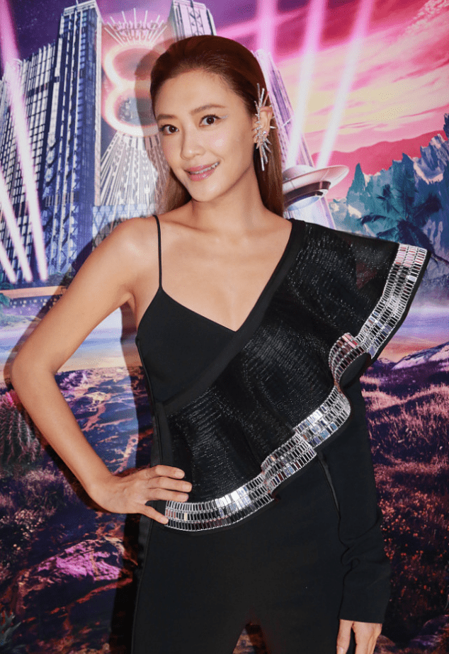 应采儿对自身身材真自信穿连体裤秀大长腿165身高穿出175效果