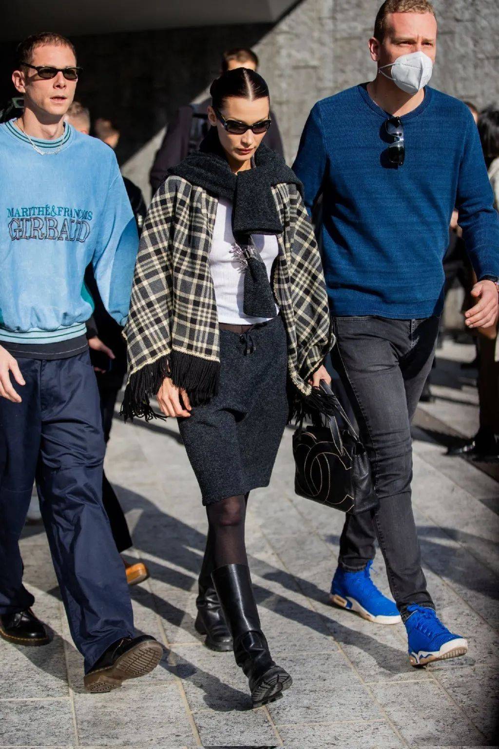 服装下周穿什么 | Bella Hadid带男友在时装周溜达，我却爱上她的短上衣