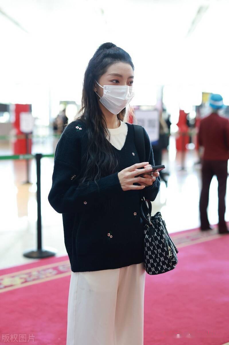 李紫婷黑色毛衣搭白色阔腿裤现身机场造型休闲大气_上海_李紫婷_机场