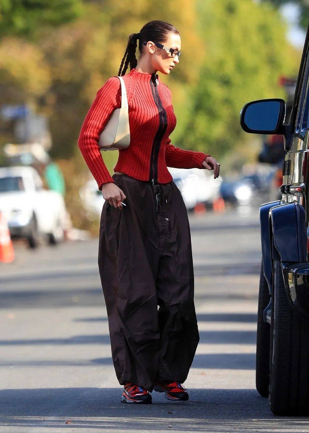 服装下周穿什么 | Bella Hadid带男友在时装周溜达，我却爱上她的短上衣