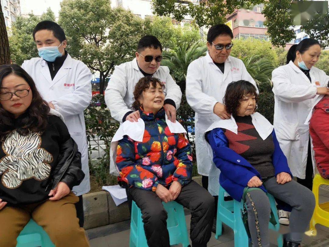 学习雷锋好榜样贵阳盲人按摩师义务按摩感恩情