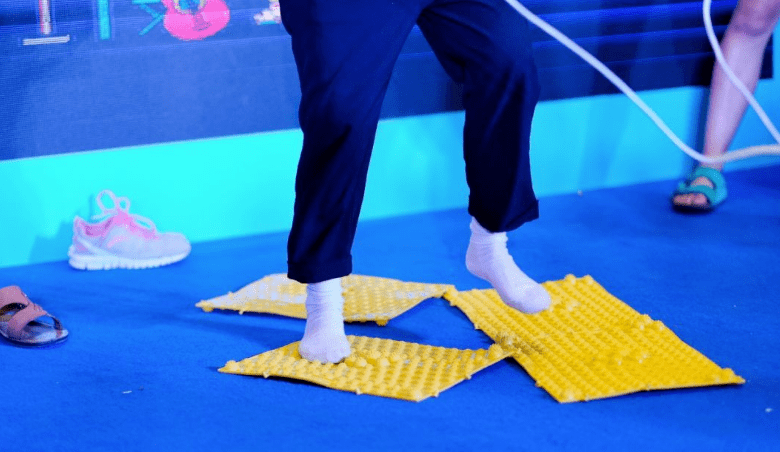 指压板跳绳任务挑战五说它就是80年版cs不为过吧,毕竟都要手眼合一,都