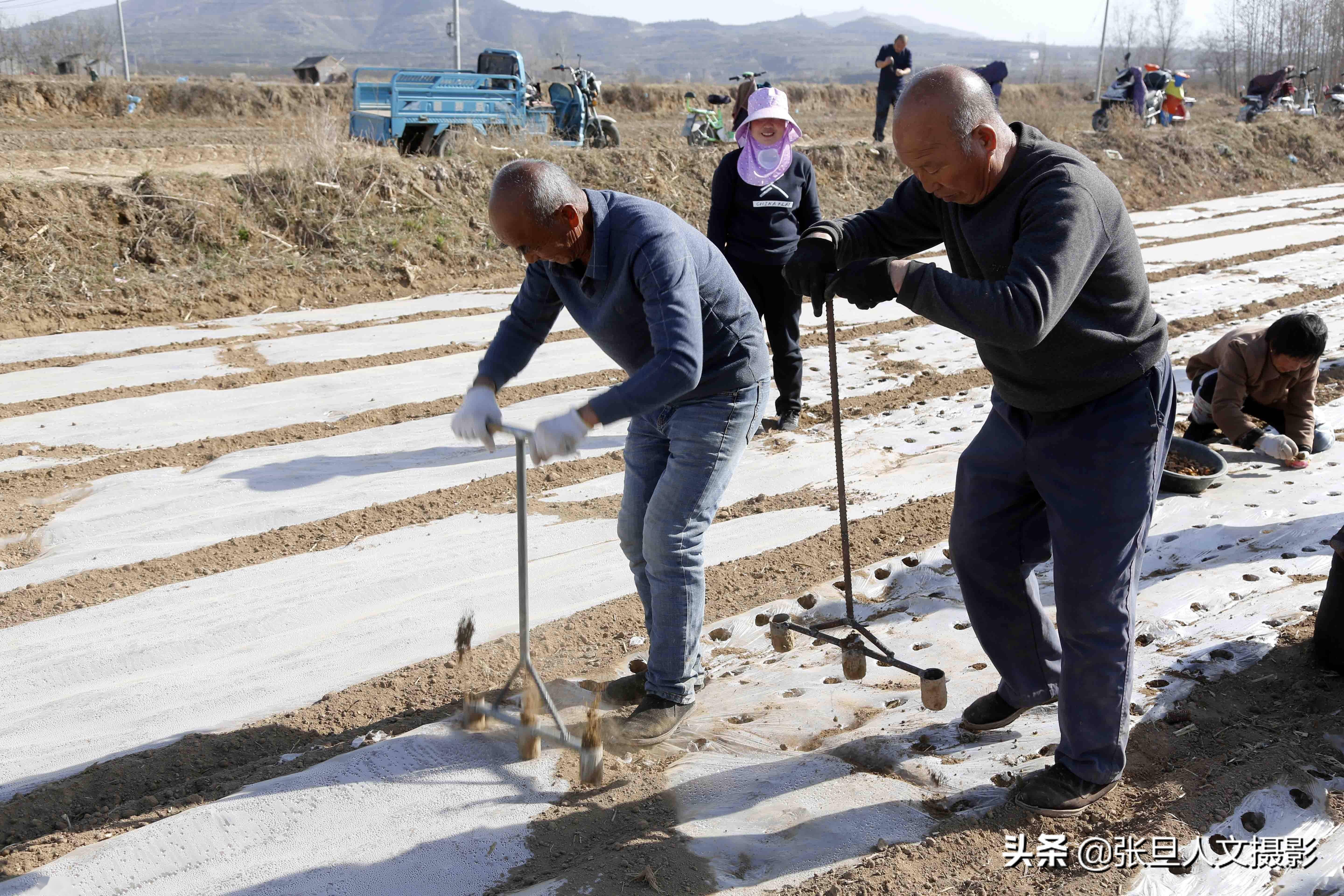 临汾农村大爷发明神器种田