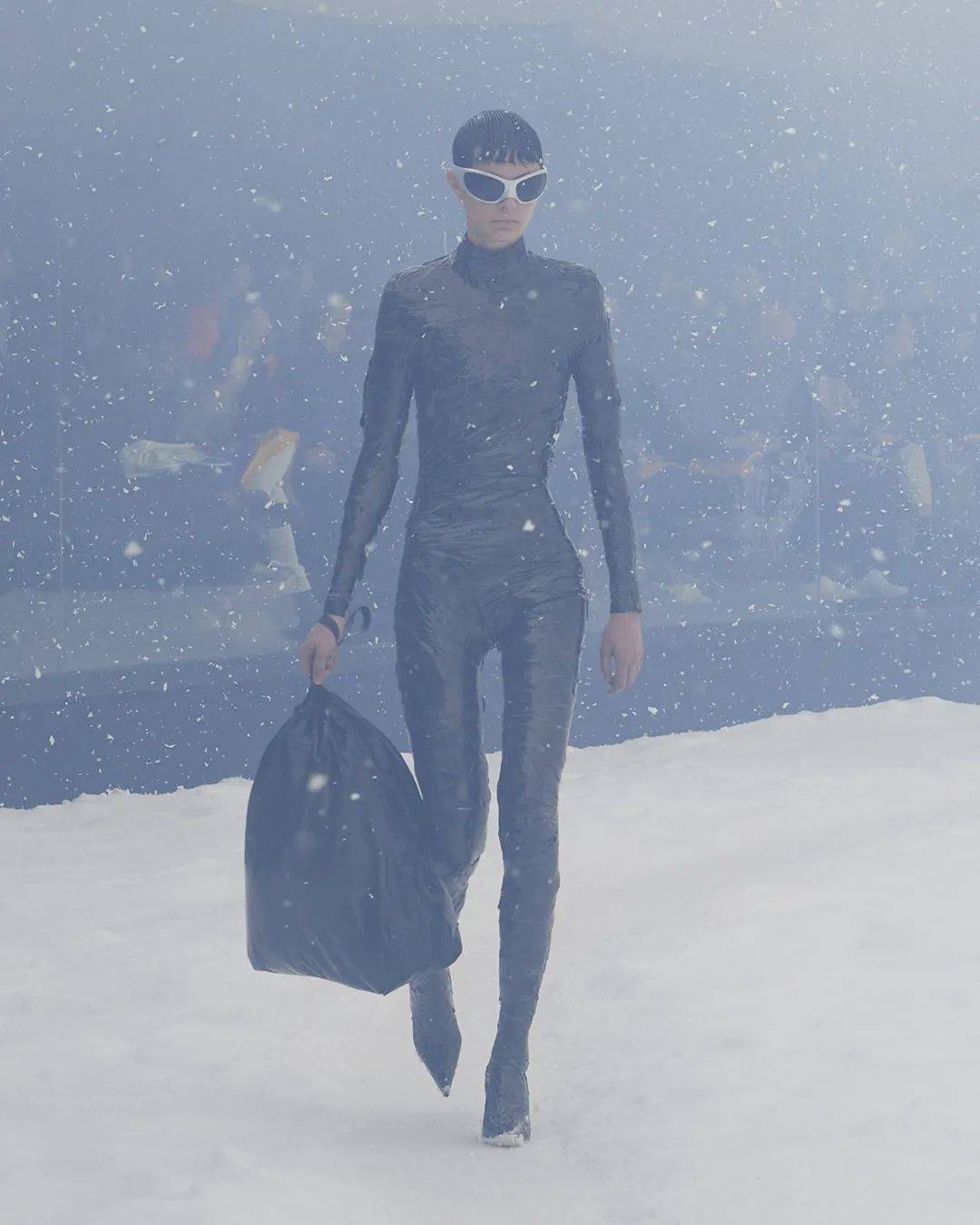 冒雪 BALENCIAGA冒雪走秀，想传达什么？