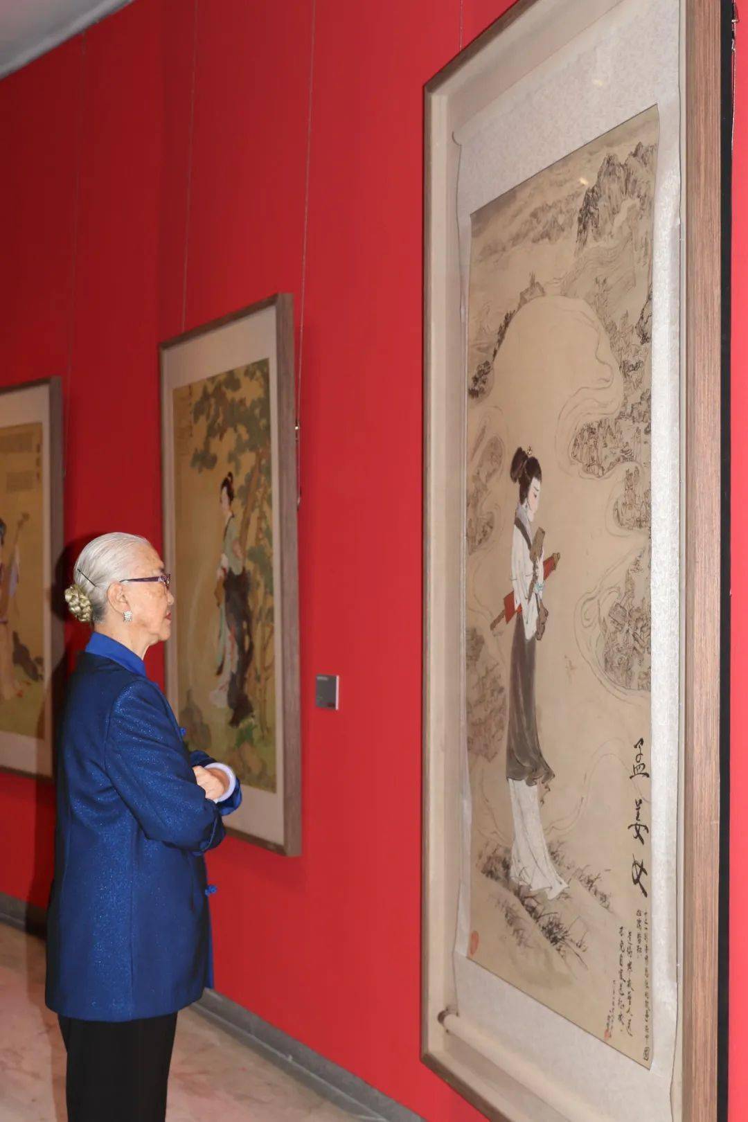 妇女节快乐跟随耿莹会长的仕女画汲取力量