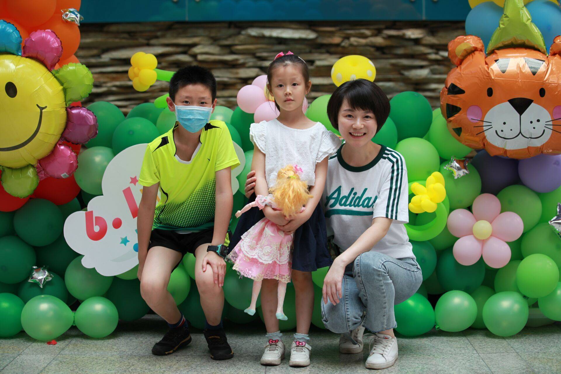 山城|三八节特写：盛放在山城国门的“山茶花”