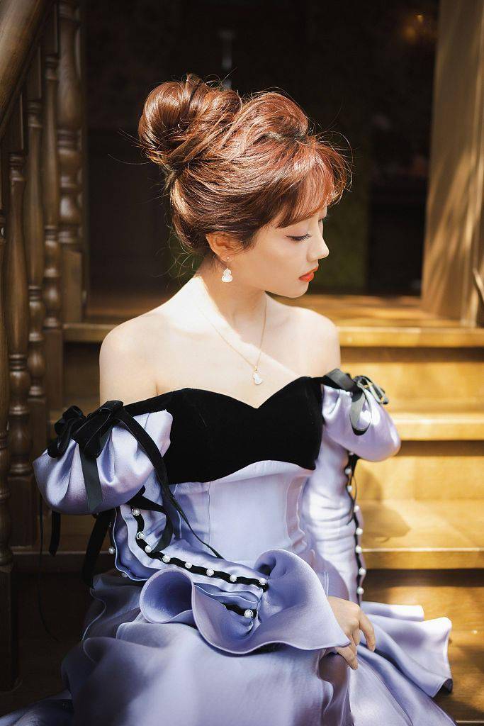 着紫色缎面礼服裙化身在逃公主_写真_极品_李艺彤