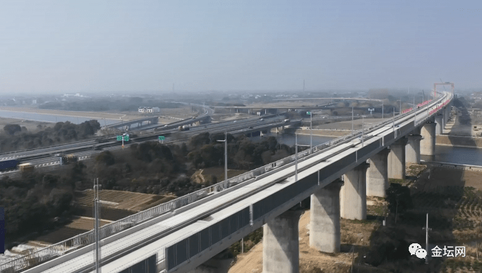 南沿江城际铁路金坛段全力推进无砟轨道板建设