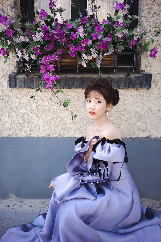 着紫色缎面礼服裙化身在逃公主_写真_极品_李艺彤