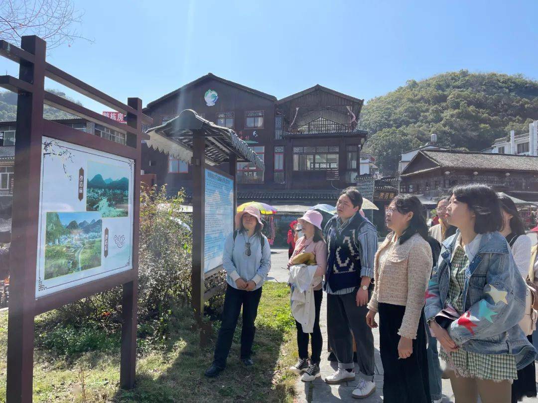 夏塘村依託當地鄉村的美麗風景和風土人情,將現有村落改造為民宿集群