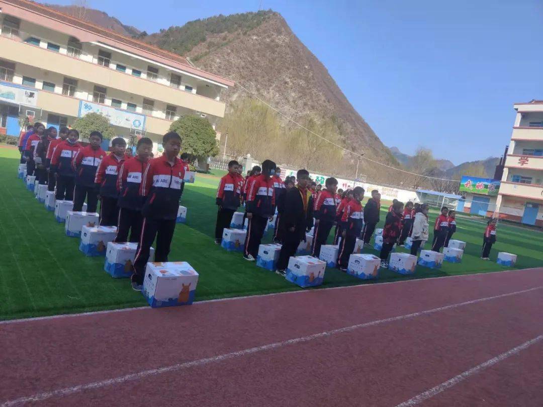 青公益 | 留坝县江口镇中心小学举行"壹基金"温暖包发放仪式