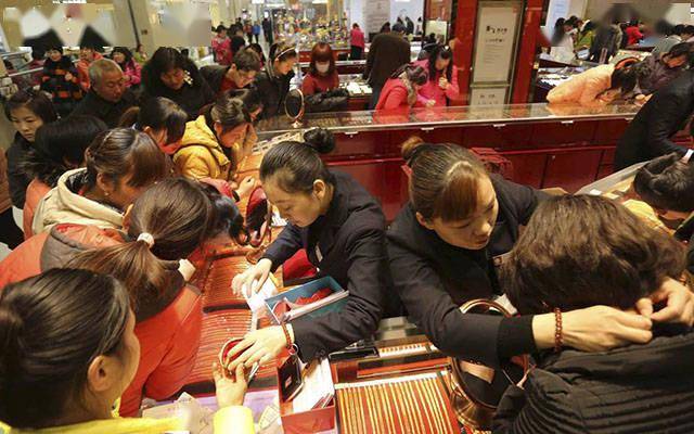 黄金大涨金店生意爆火黄金饰品涨价好几千