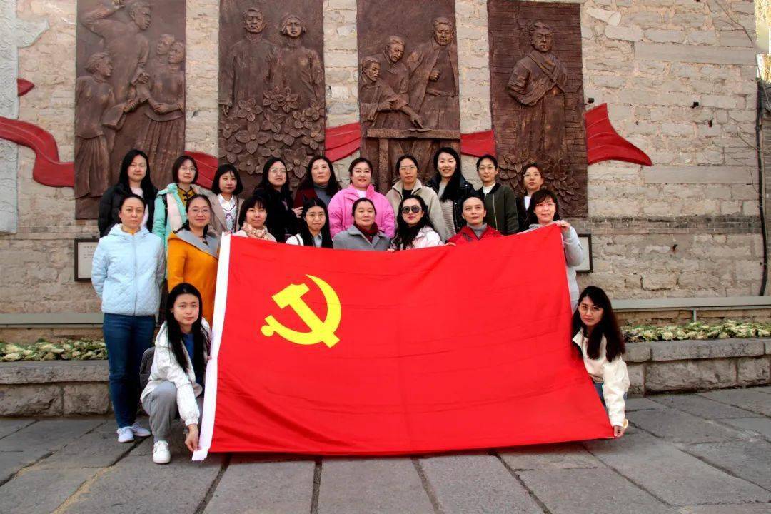 在济全体女职工参观了济南市百花洲红色教育基地,观看了爱国主义教育