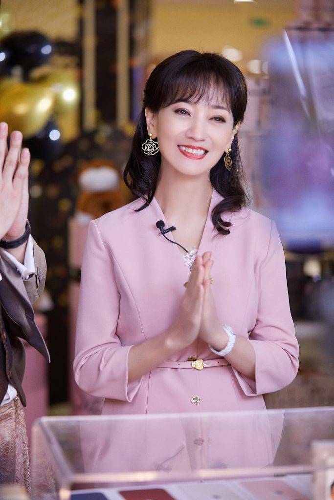 赵雅芝发布女神节写真 粉色套装清甜笑容亲和力十足_蛋糕_状态_互动