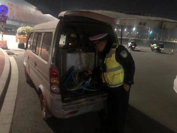 面包车改装 黑油车 万一遇火不堪设想 移动社 面包车改装 黑油车 万一遇火不堪设想 移动社