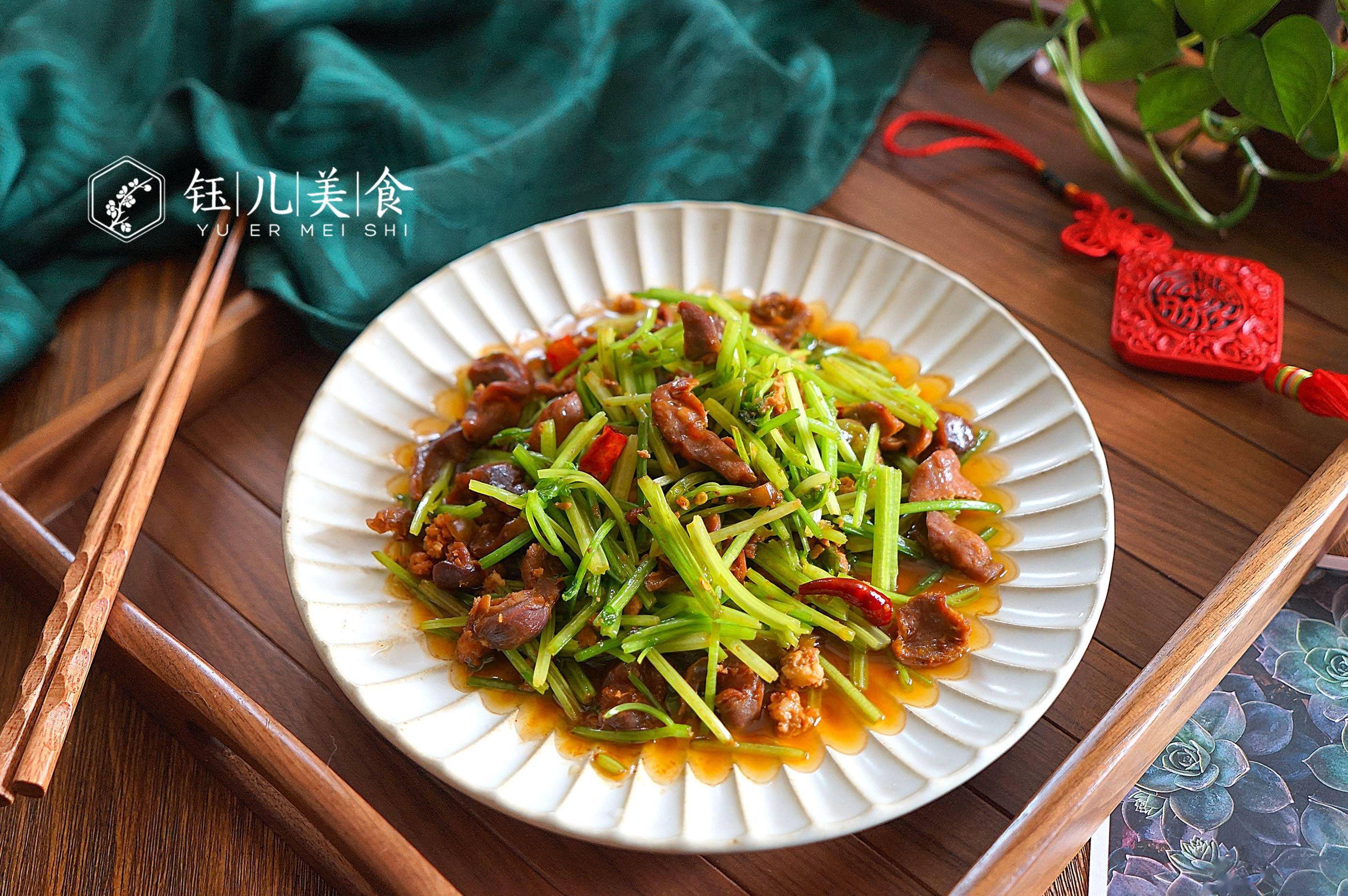 香芹——【香芹炒鸡胗】食材:香芹400克,鸡胗200克,辣椒3个