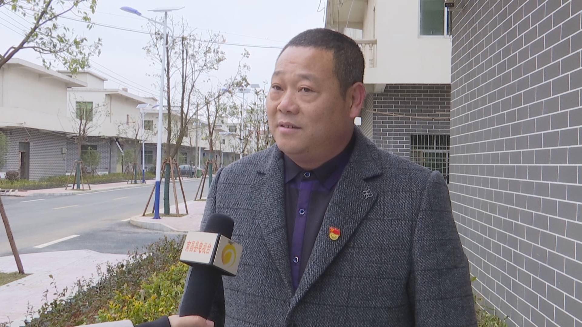 塘南镇渡口村党委副书记 胡水金打造了硬化,绿化,下水道,排污道还有强