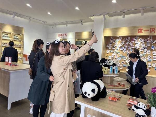 文化|彭州首家“熊猫邮局”开业 快来开启“漫邮时光”