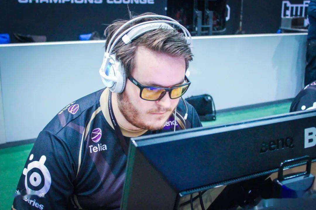 秃瑟考古csgo首届出印花胶囊的赛事卡托维兹2014