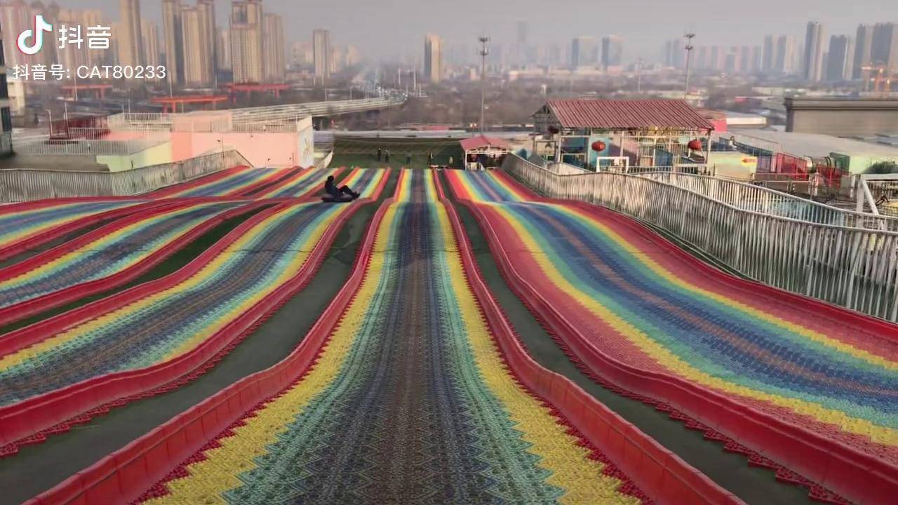 网红七彩滑道彩虹滑道石家庄天空之城排队的人很多吵吵闹闹的小朋友们