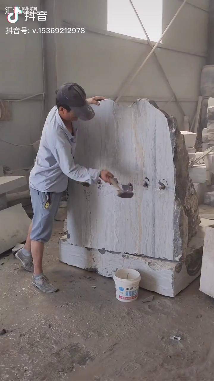 跟石头打了一辈子交道 老石匠的工作日常石桌石凳 最美老石匠